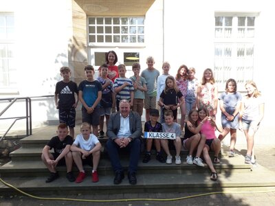 Bürgermeister Kleinkauertz und die 4. Klasse der Christophorus-Schule Bohmte in Begleitung der Klassenlehrerin Frau Vallo vor dem Rathaus